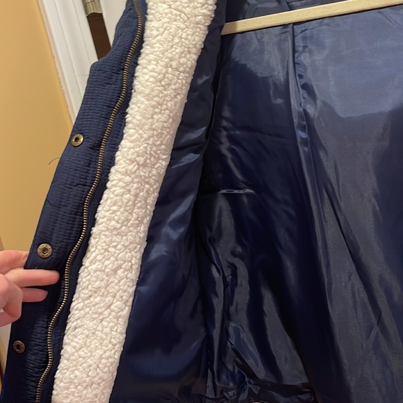 Like new Aeropostale vest with fur Sherpa hood. Size L. Navy colored. - Picture 9 of 10